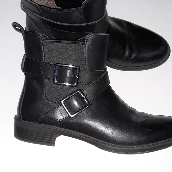 Umberto Raffini black leather buckle ankle boots. Size 6.5 - Picture 4 of 12